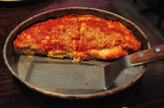 Uma legítima pizza de Chicago, Illinois, nos Estados Unidos